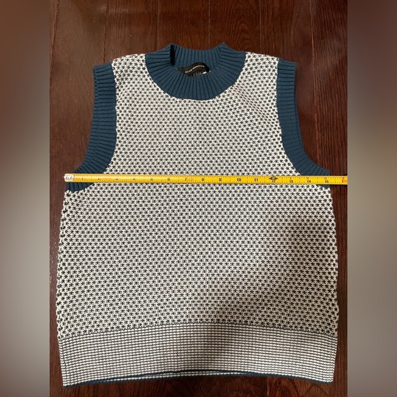 Like New Club Monaco Sm Knit Vest in Spruce Green & Off White - Picture 8 of 8